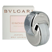 The Bvlgari Omnia Crystalline 65ml Eau De Toilette showcases a silver and transparent bottle, gracefully designed to embody the essence of lotus flowers. With its 65 ml (2.2 fl. oz.) size, this fragrance captures purity and sophistication from its packaging to its scent.